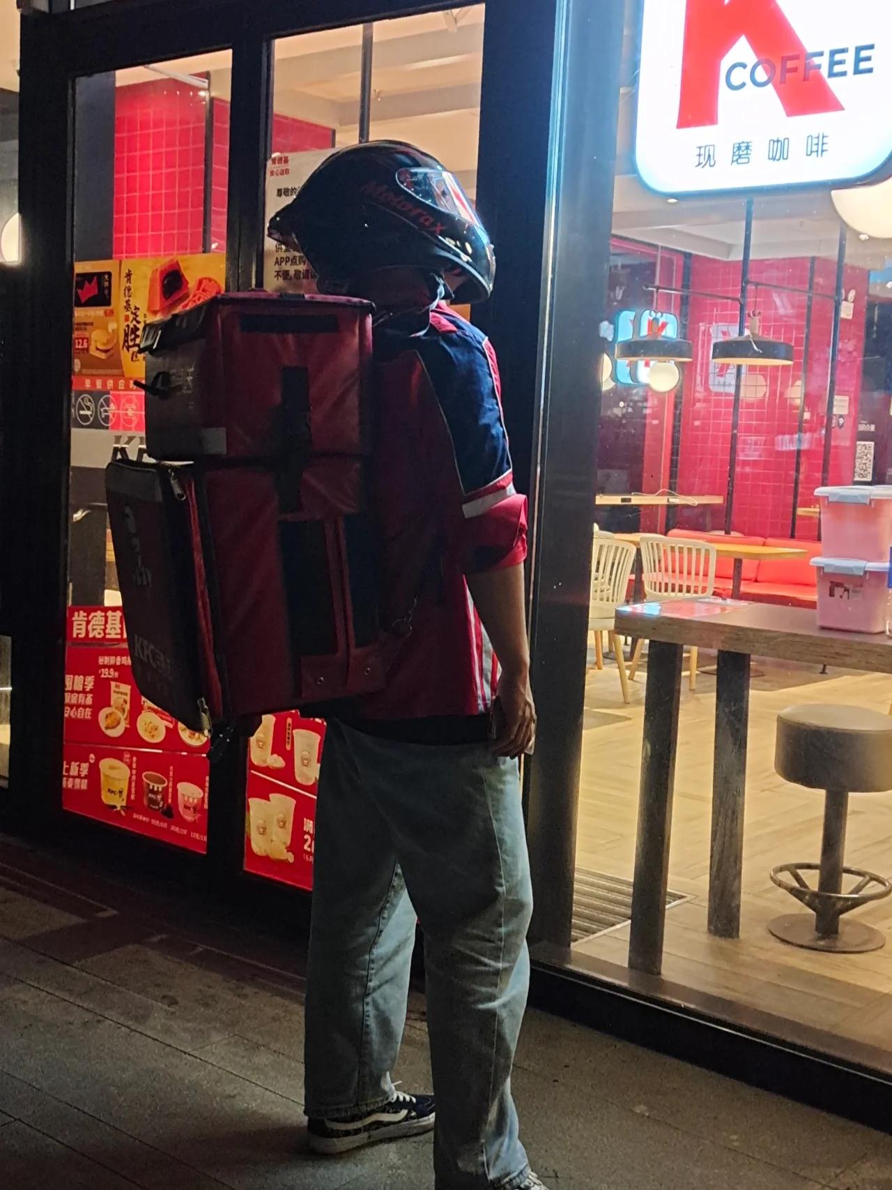 不懂就问，麦当劳肯德基的配送费为什么那么贵，一直不变？

今天家里孩子想吃炸鸡，
