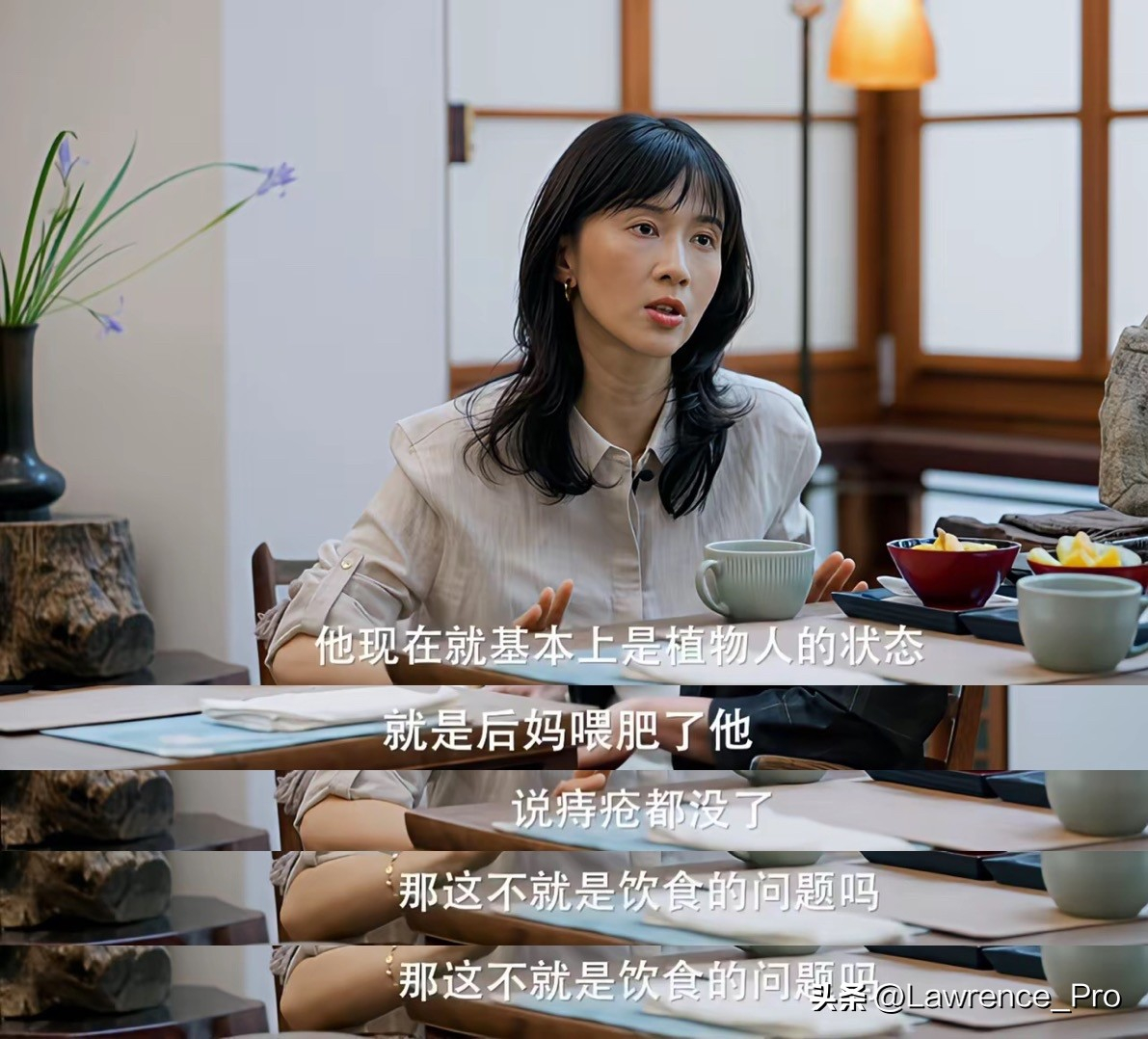 Papi酱谈到自己的父亲成了植物人之后，在她后妈的照顾下，人变肥了，同时痔疮也没
