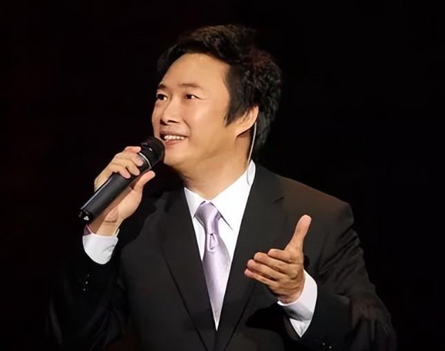 费玉清现状：70岁无儿无女独居，有些“抠”。
 
很喜欢他的歌！但不喜欢他的抠！
