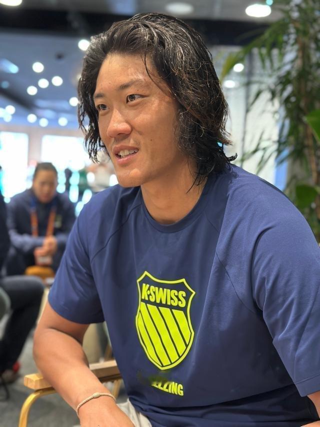 张之臻内心有两个自己在打架啊……好难啊。也好难写啊。张之臻对我们几个说：“我倒要