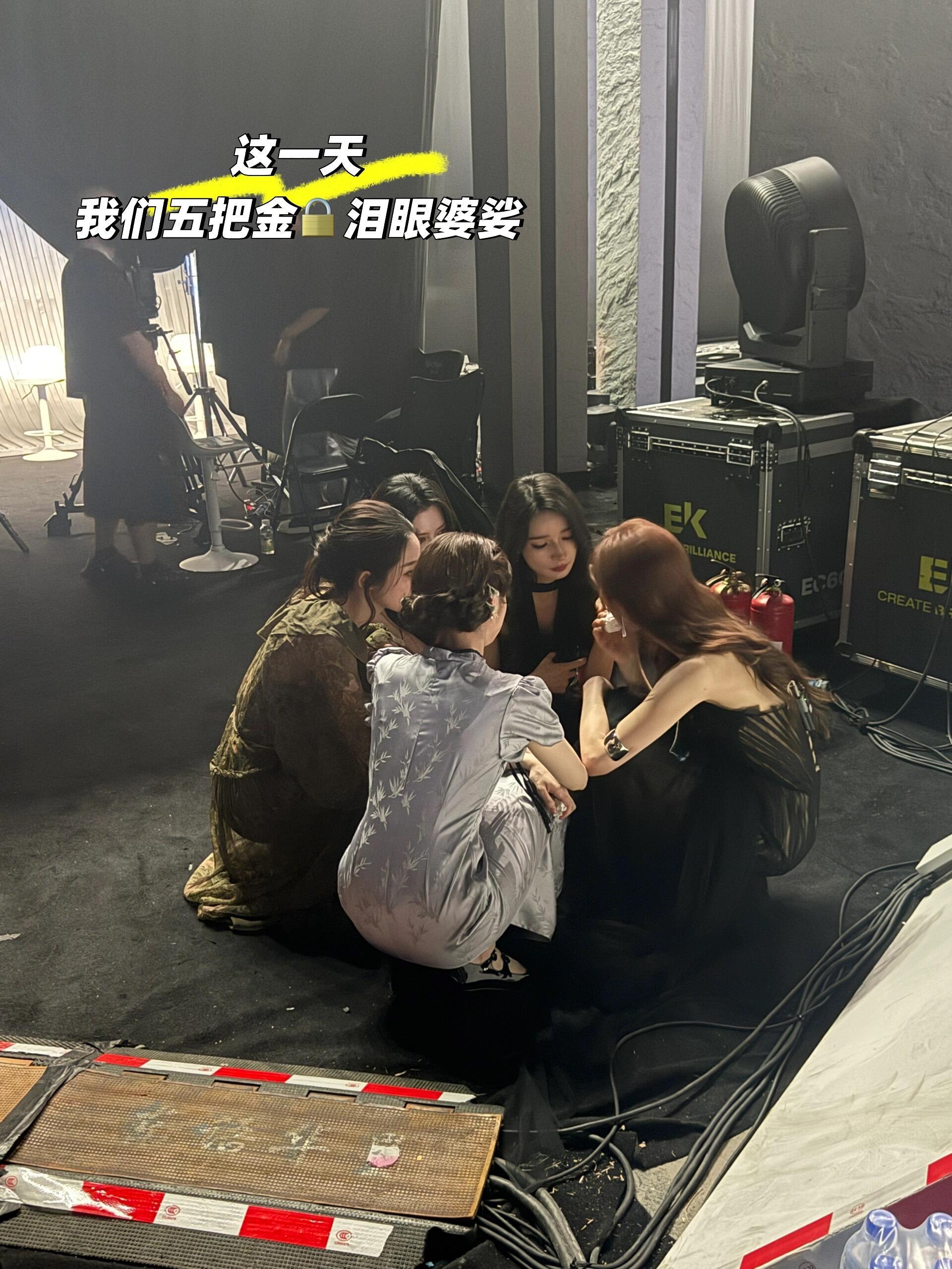 看到了代斯淘汰时候蹲在后台哭的张月团五锁匠😢工作人员无意间记录了好多回忆时刻吧