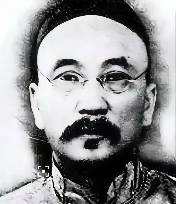 1949年初，大特务周伟龙出任国民党交通警察总局总队长，眼见国民党大厦将倾，他开