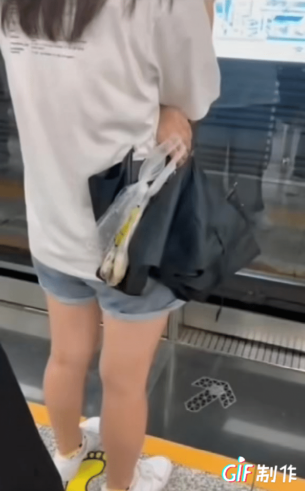 女子等地铁时候
两腿发抖
不知道是锻炼什么
