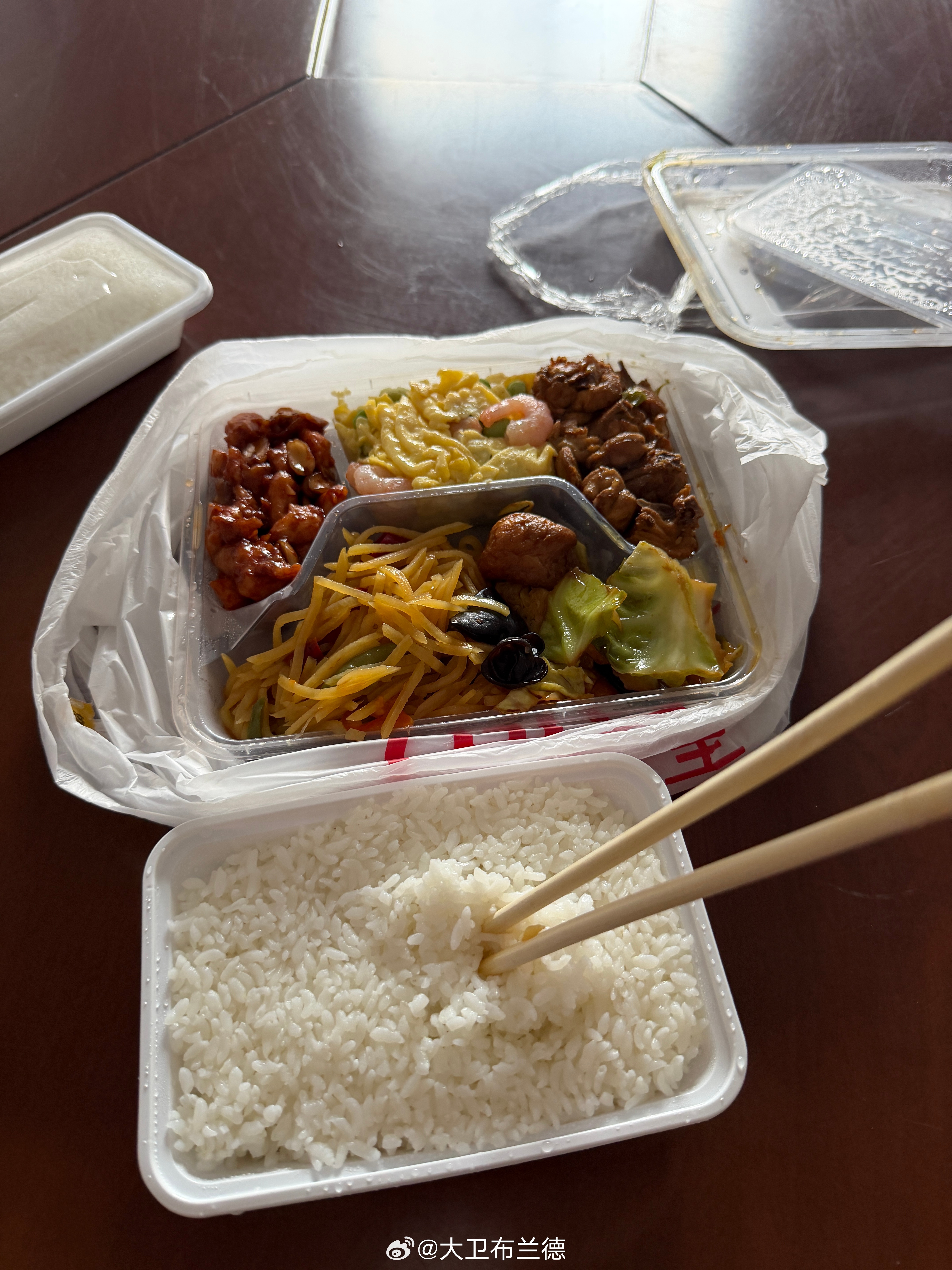 温度一高像春天一样了太色宜了～吃了个盒饭再喝个利利 