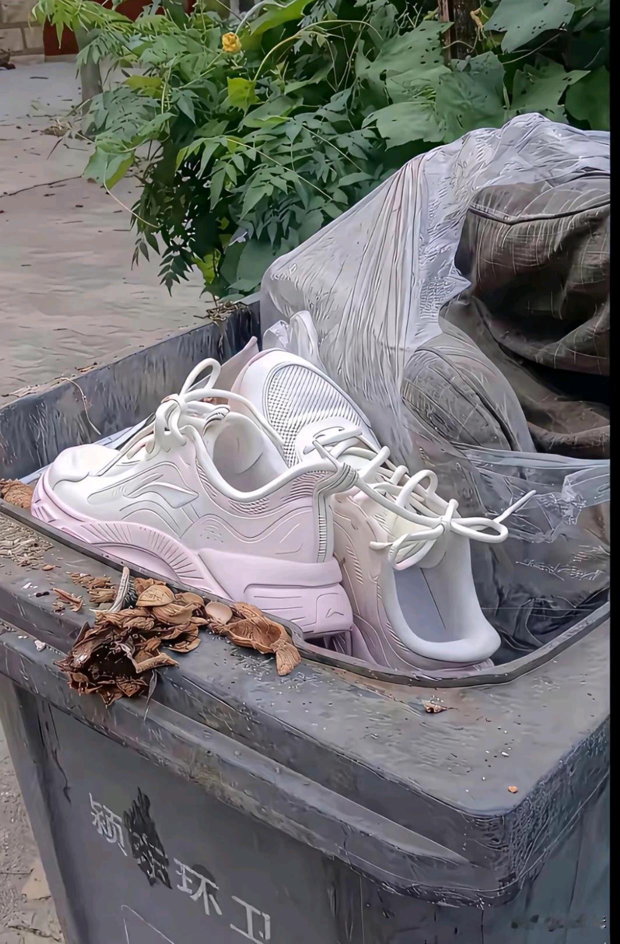什么样的人这么豪横，一双新鞋就这样扔了