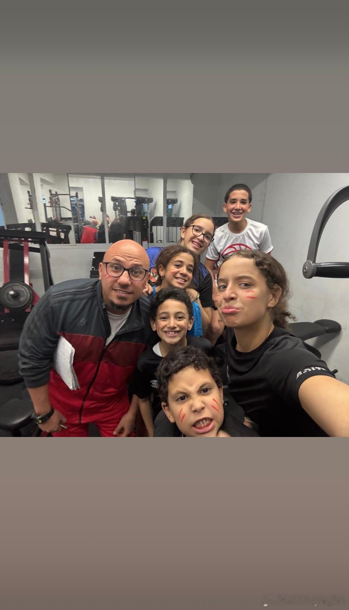 汉娜·高达和家人🤳 