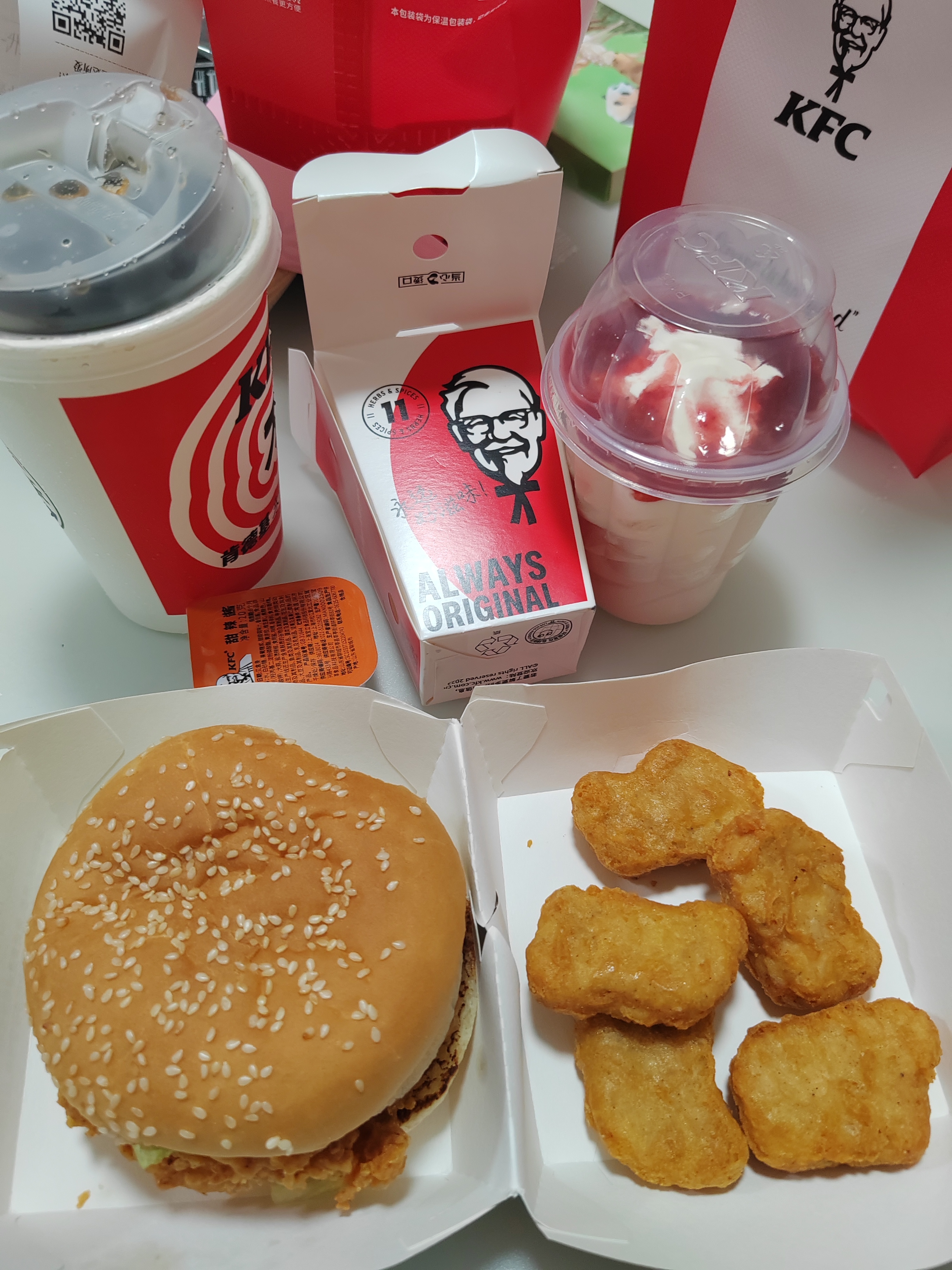 儿子知道我带游泳班辛苦，给我点了KFC，这就是有儿的好处。