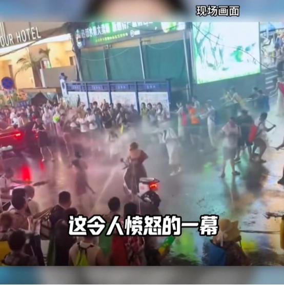 西双版纳街头，一道高压水柱死死“焊”在了一个过路女孩的私密部位上。那男的弯着腰，
