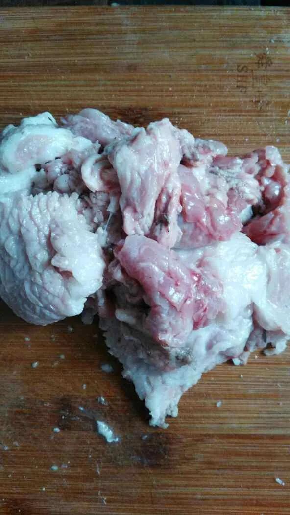 央视315曝光梅菜扣肉使用槽头肉，为什么槽头肉不能吃？
央视315晚会曝光梅菜扣