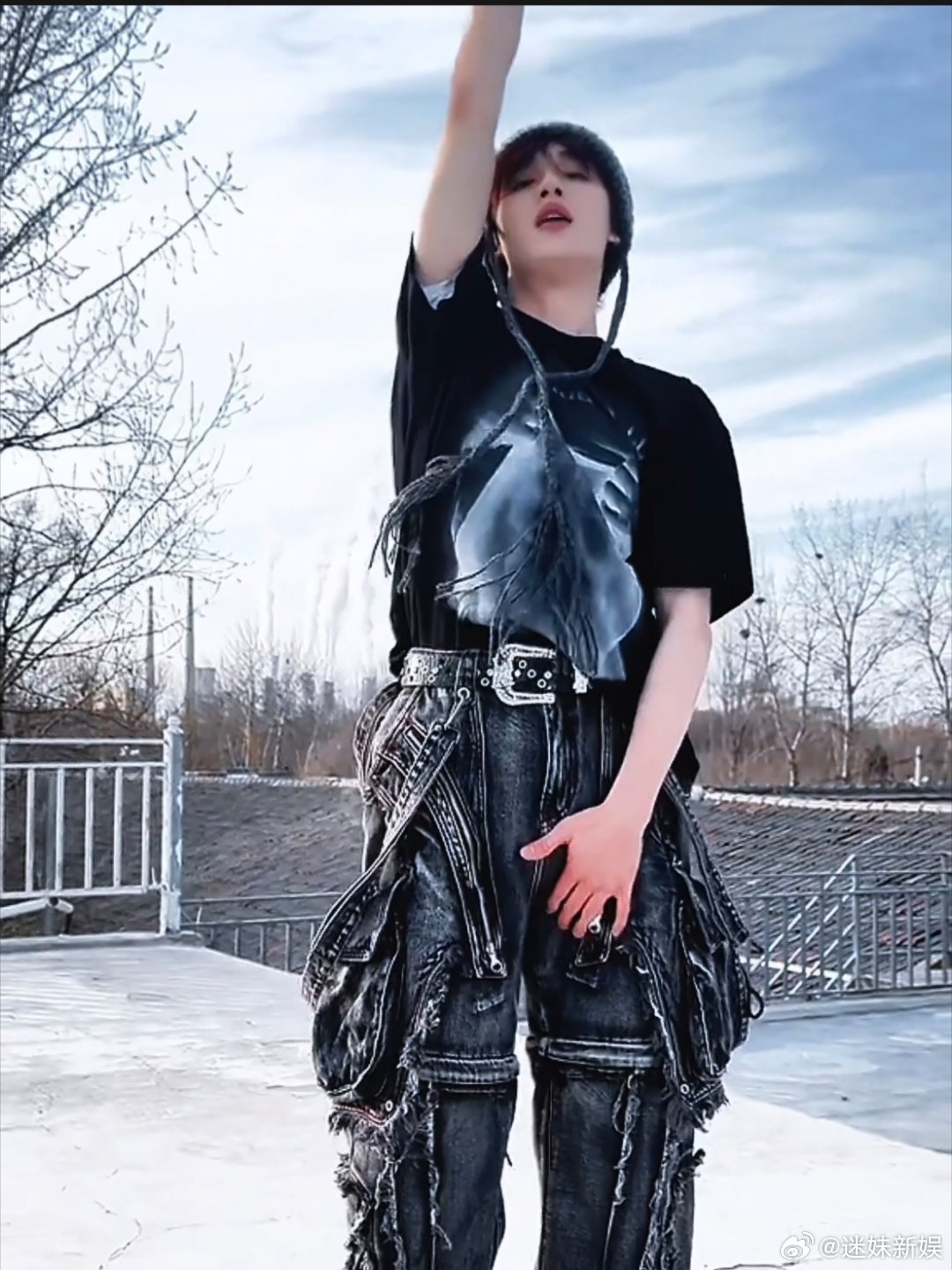 丁程鑫穿短袖雪中跳舞丁程鑫手冻得通红丁程鑫穿短袖雪中跳舞，不错不错， 