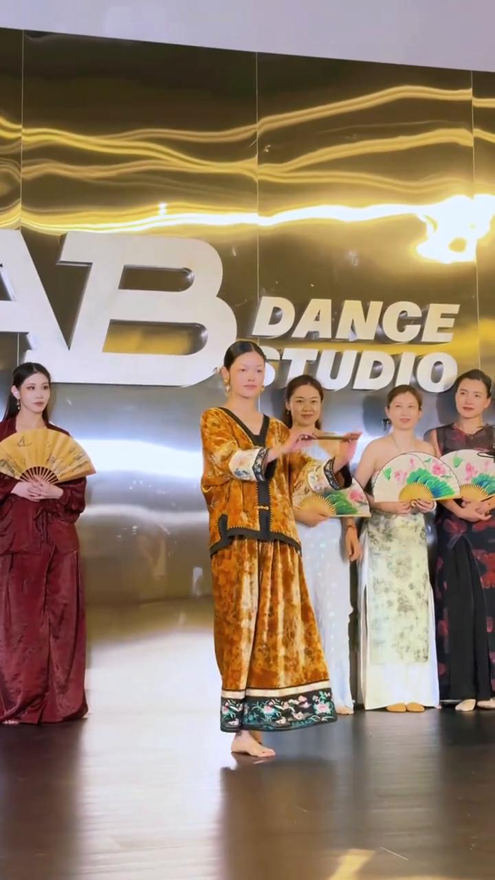 我不尴尬，但放屁不卖。再来一杯，我不爱。