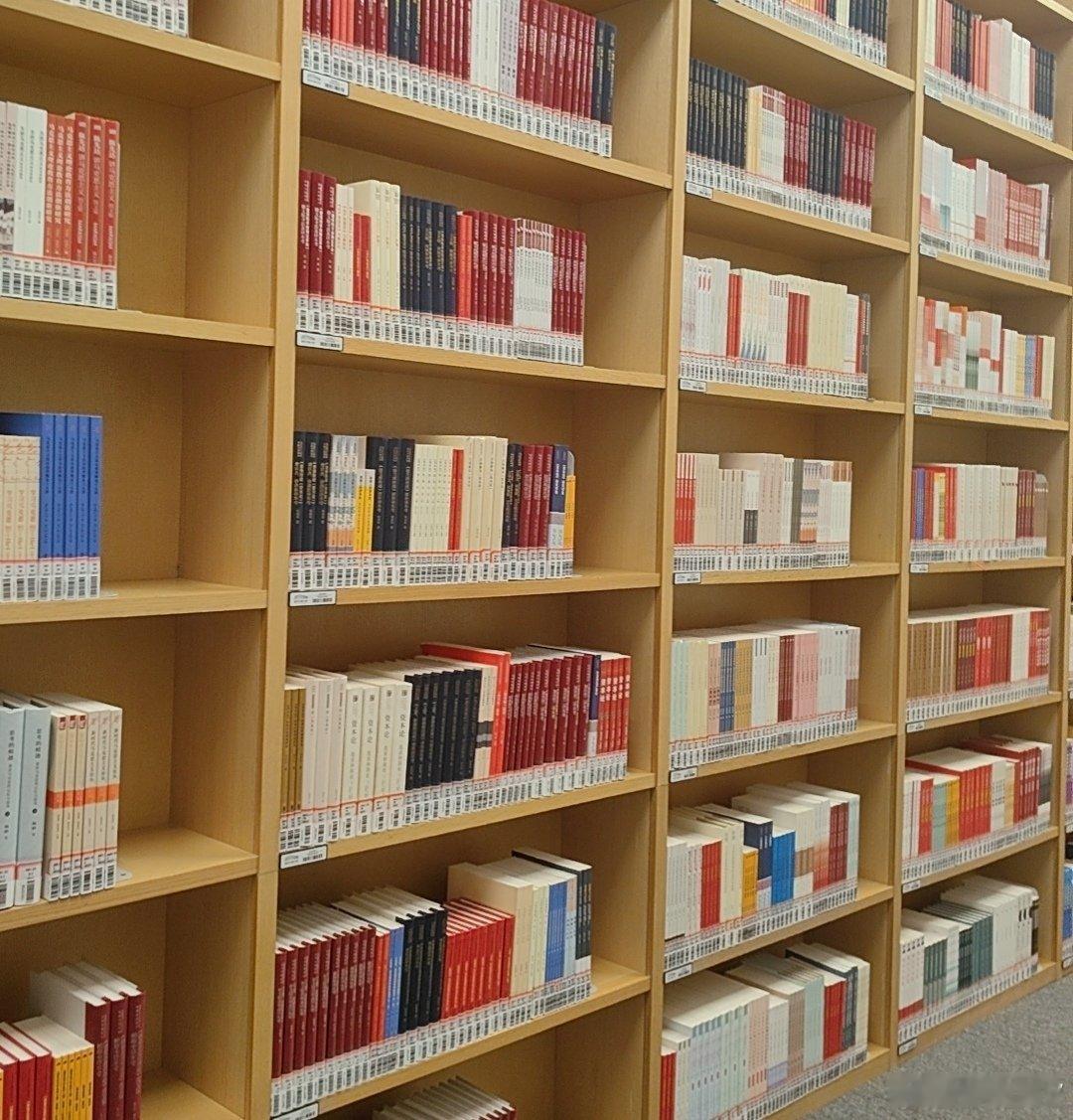 彭晓勇说《读书让我们每天进步1%》读书是一种习惯，读书能让我们快乐、进步和智慧，