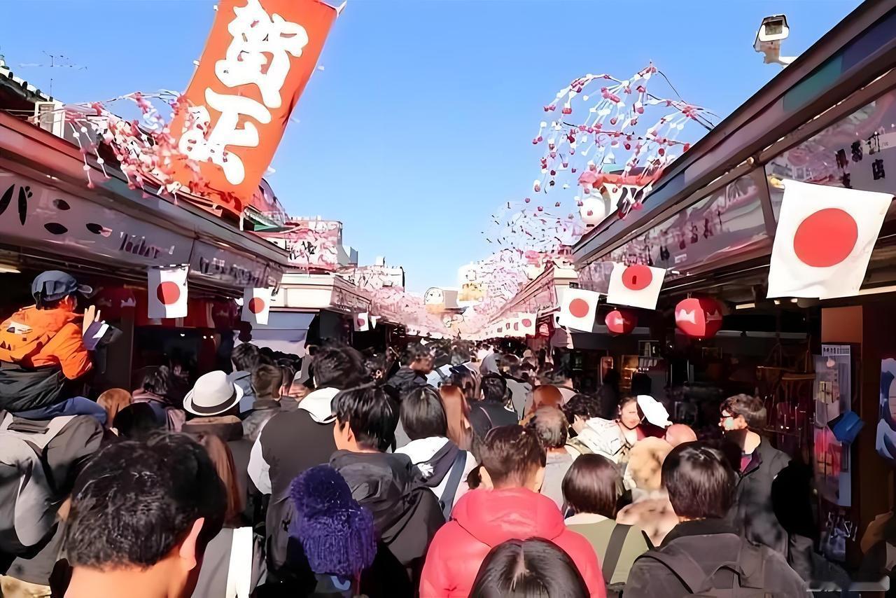 17日据《路透社》和《彭博社》报道，11月日本来自中国大陆的游客同比增长3%，达