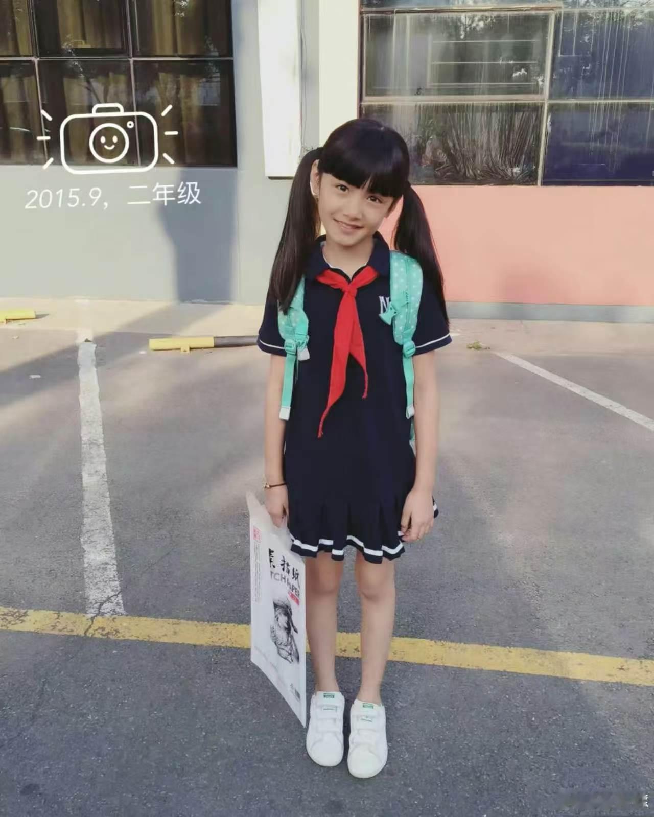张籽沐晒一年级到大一开学照张籽沐晒开学照同款姿势横跨好多年，张籽沐把每一次开学都