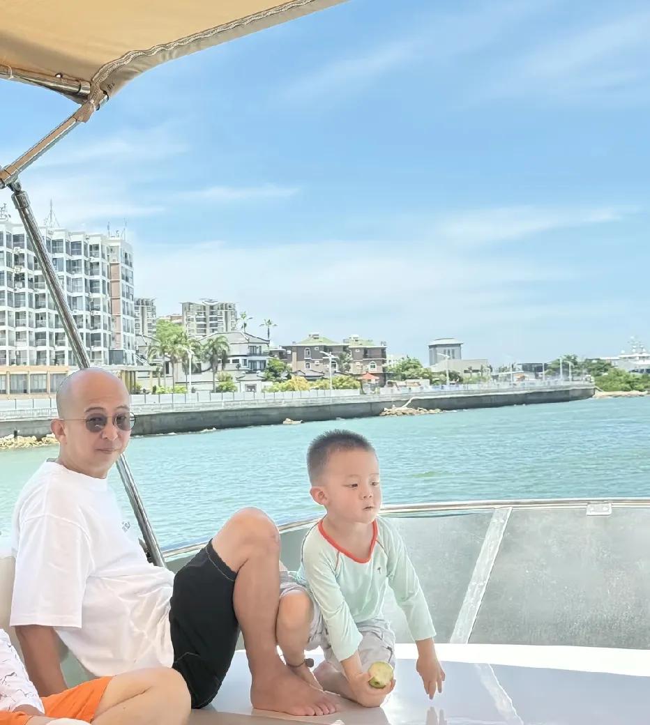 巨兴茂带着妻子和儿子在海南三亚游艇上出海时的一幕，巨兴茂既是实力派演员也是优秀导