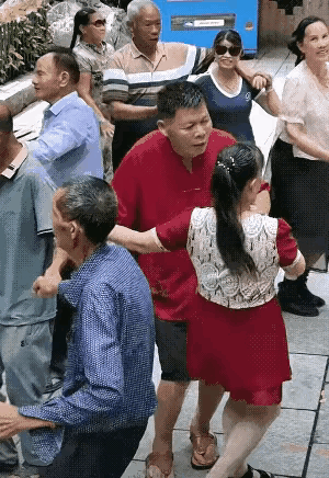 热闹的舞池，退休金惹的祸。