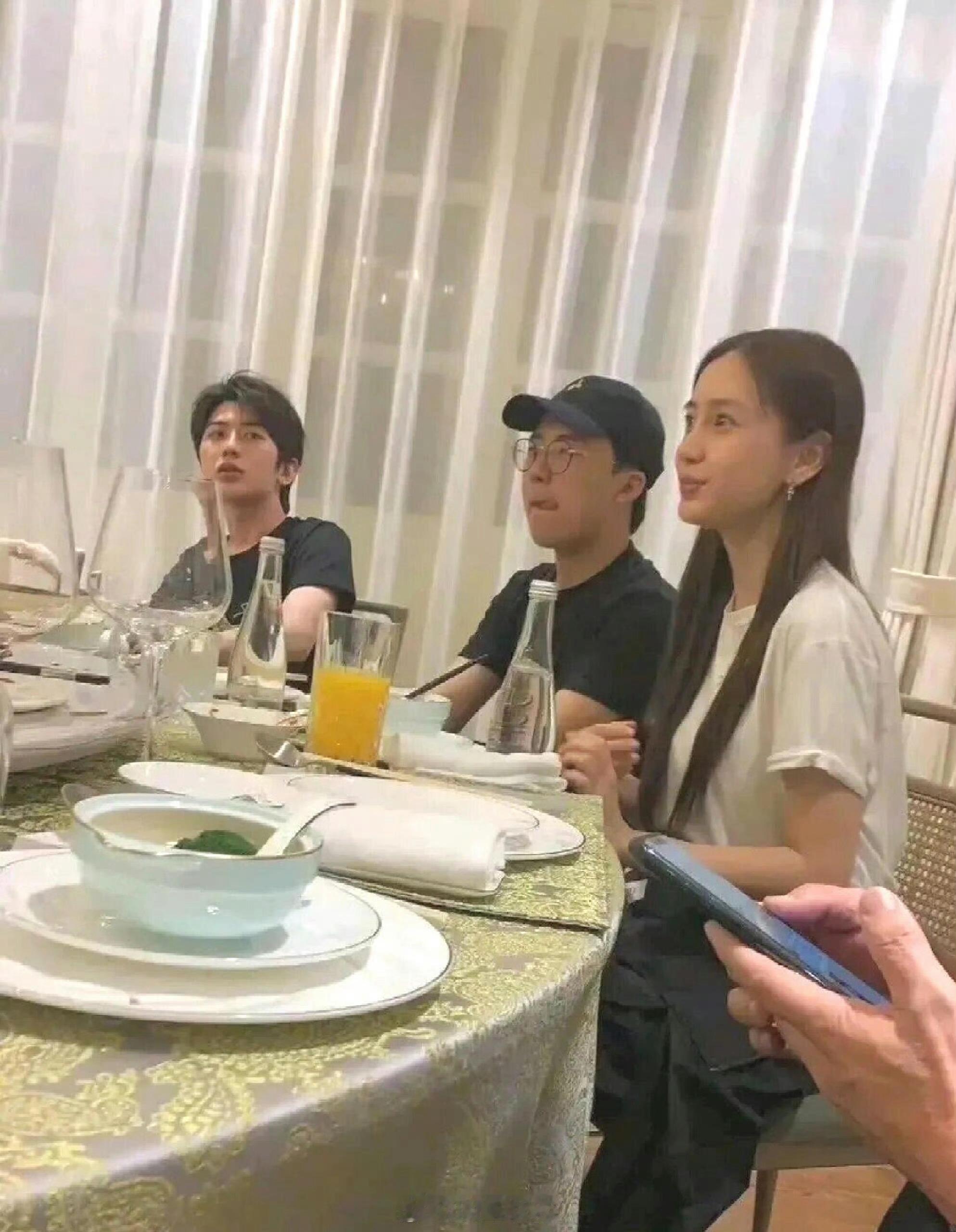 和杨颖一起吃饭的都是富二代吗？ ​​​