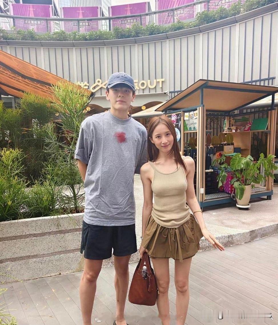 我的天呐，差点没认出来！左边这位又高又俊的“少年”居然是女篮国手杨舒予。她身高1