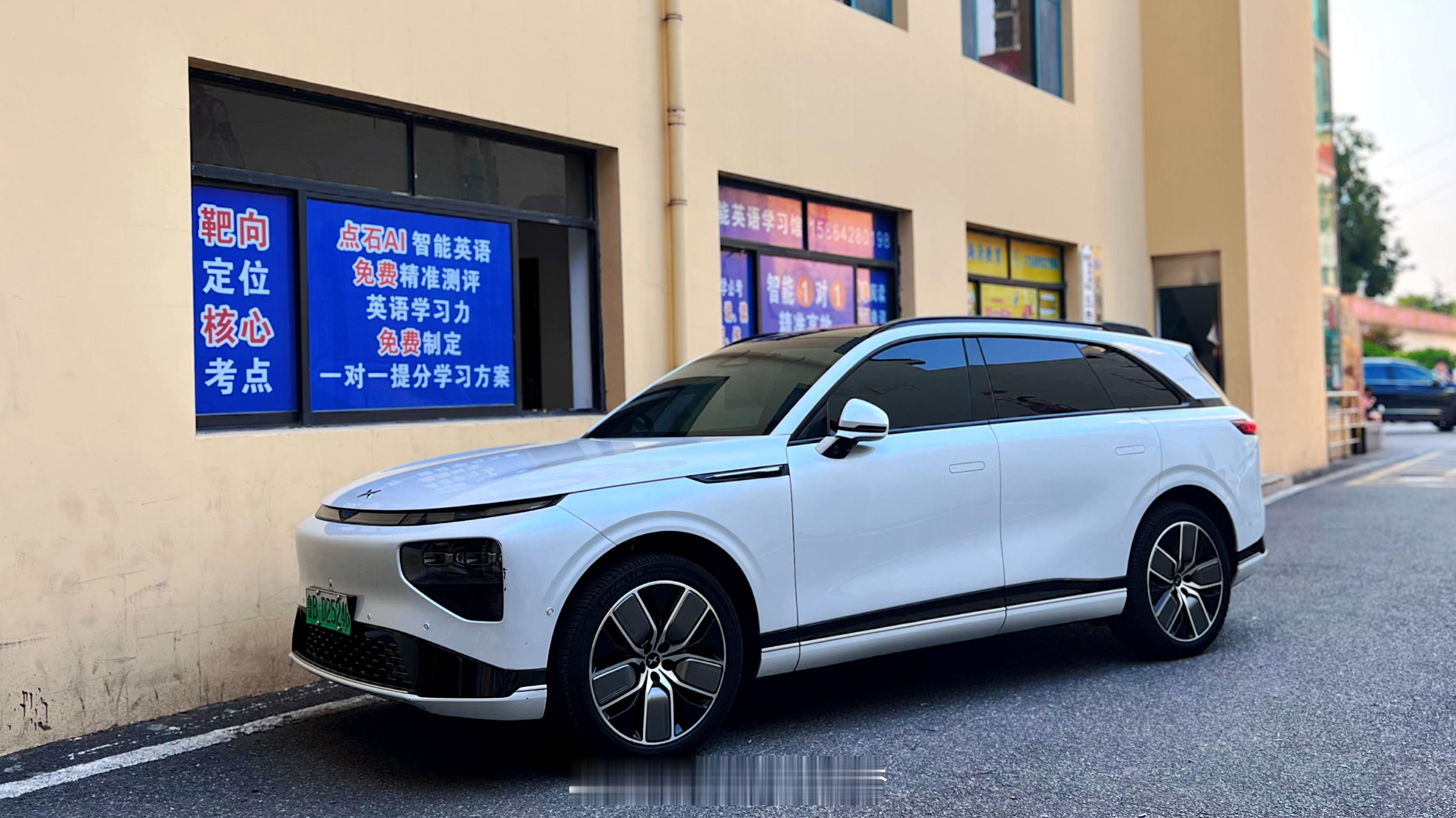 今儿碰到一台小鹏G9似乎是第一次近距离观察“9”系列里这似乎不算最长的整体看上去