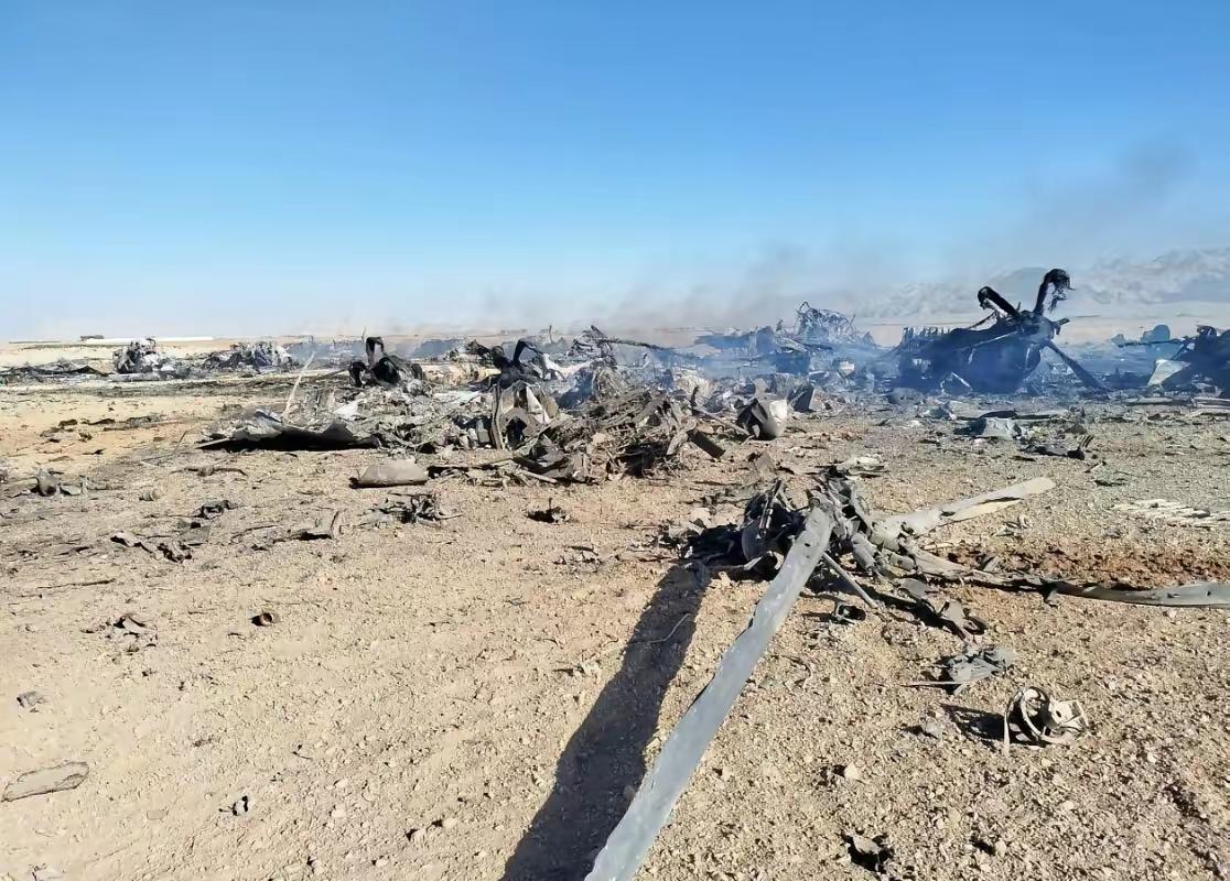 炸自家C-130运输机美军还是很在行的！毕竟炸成这种撕裂状态，确保飞机不会落入伊