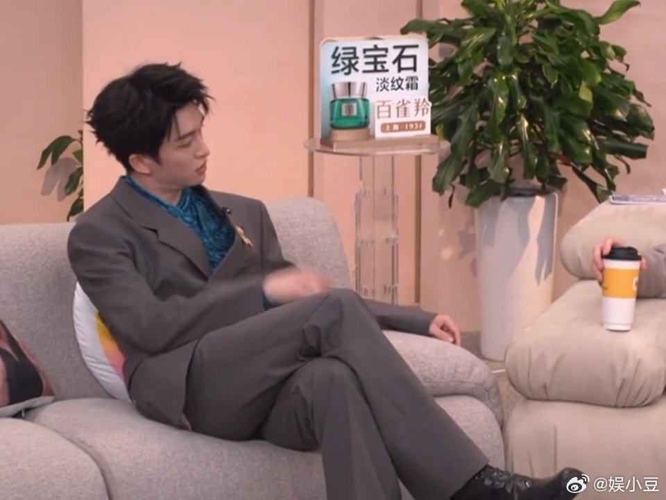 黄子弘凡红底鞋黄子弘凡抬腿露出红底鞋黄子弘凡不经意展示红底鞋 