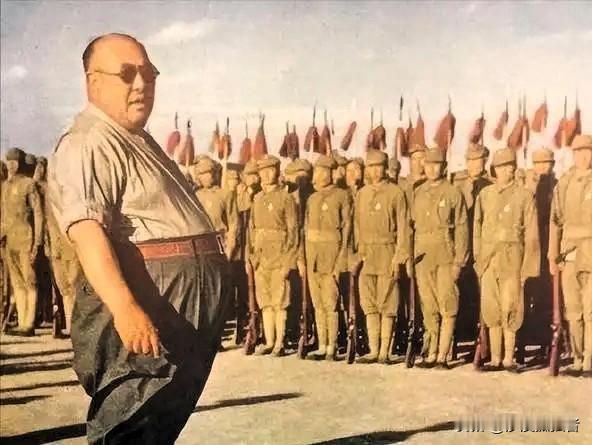 1956年，逃到美国后的马鸿逵，挺着腐败的大肚子，享受着小姨太给他做的奶酪，主政