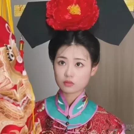 这是网红博主拍短剧画的妆容，没有苍蝇腿似的睫毛，也没有粗麻绳一样的眼线和脏兮兮的
