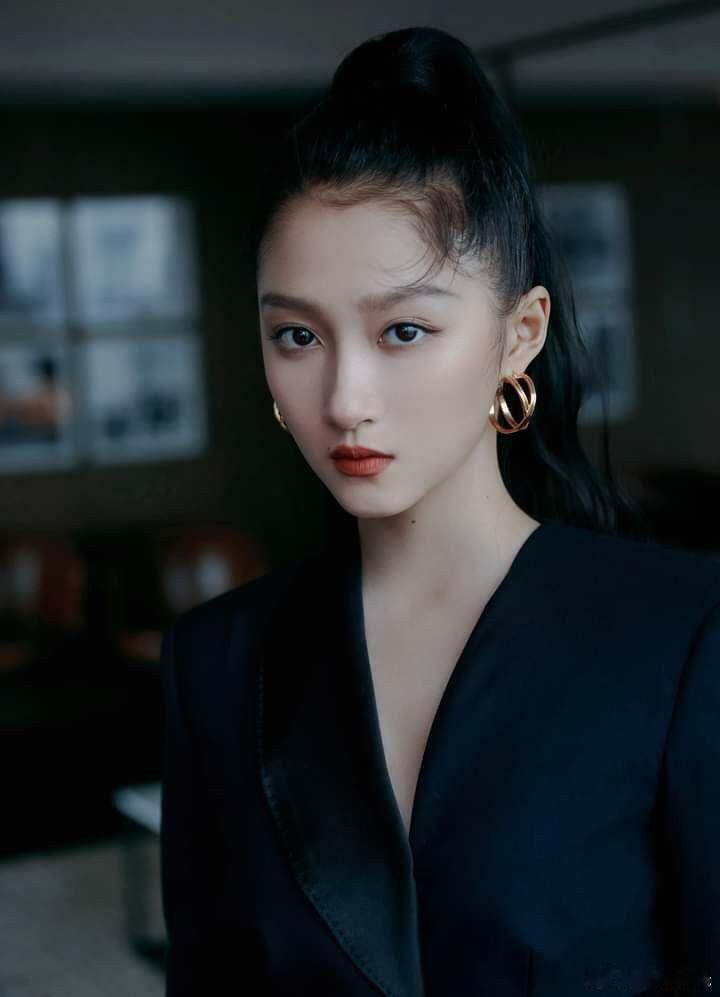 关晓彤不仅戏演得好，在时尚方面那也是拿捏得死死的。 ​​​