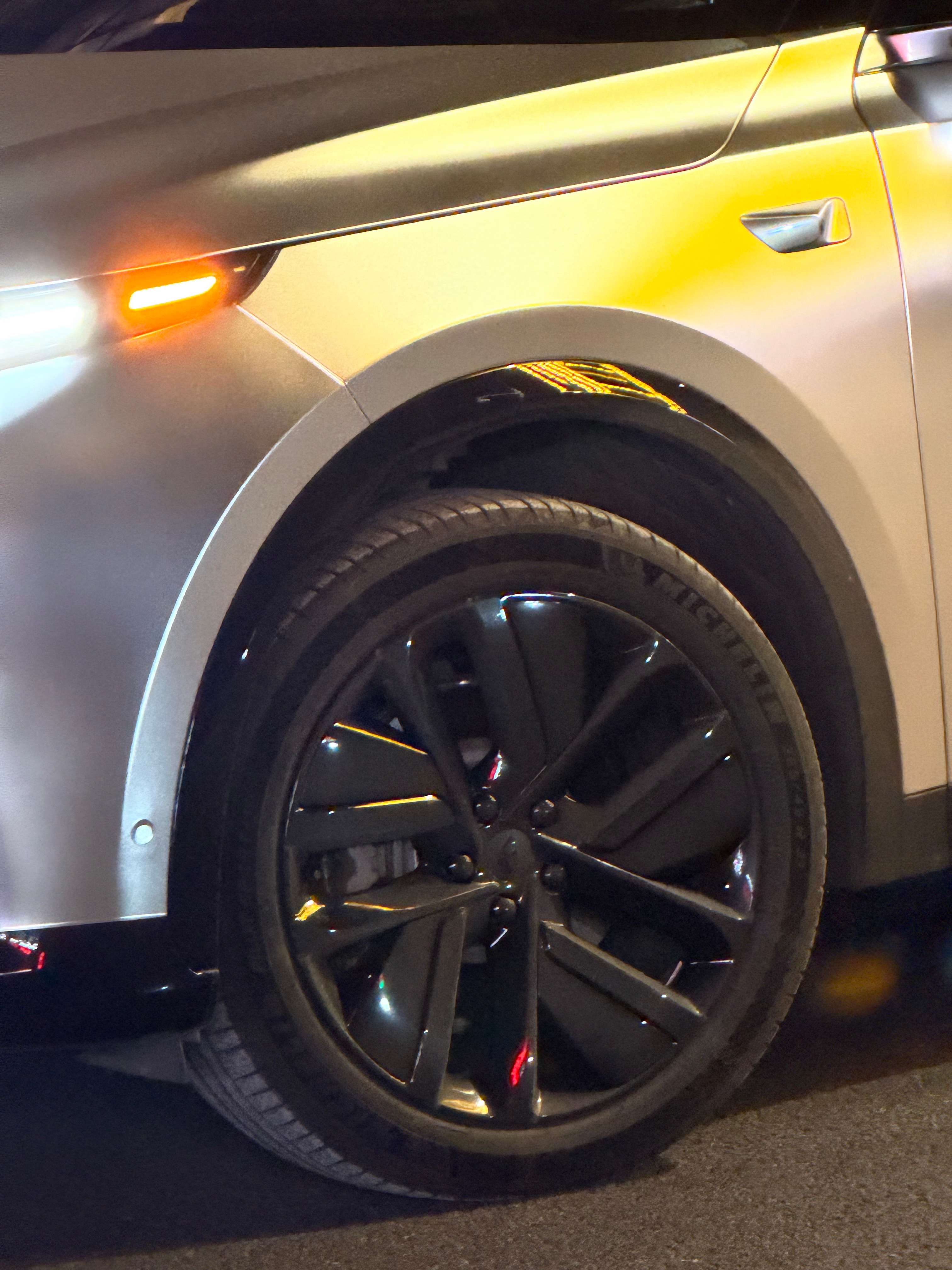 是我记错了嘛，理想有高亮色轮眉的套件么