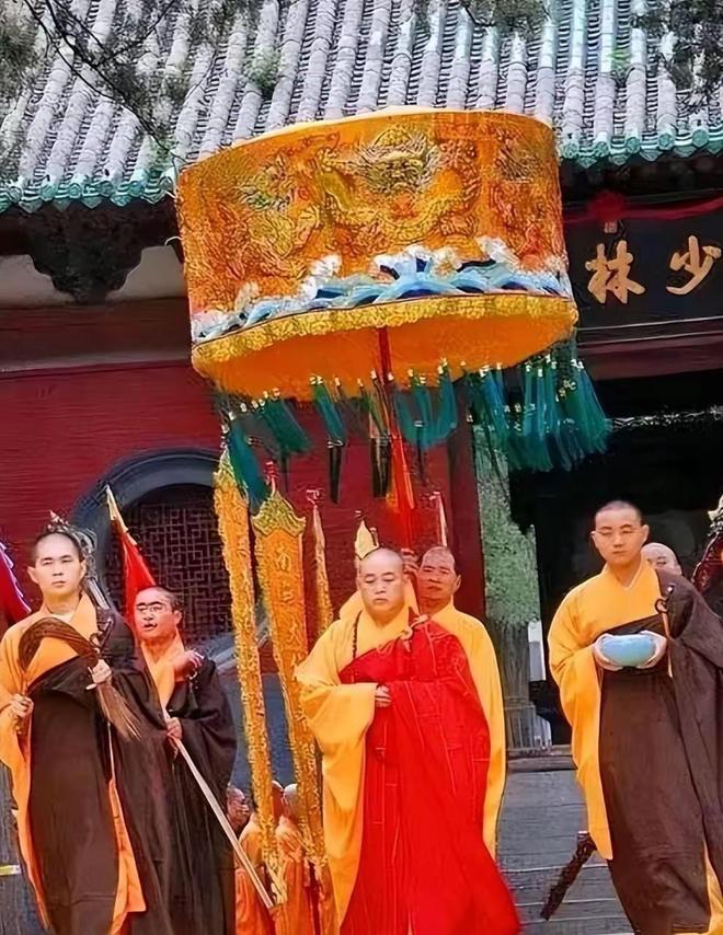少林寺方丈释永信因奢侈生活及私生活传闻引发社会广泛关注。他在推动少林寺海外扩张及