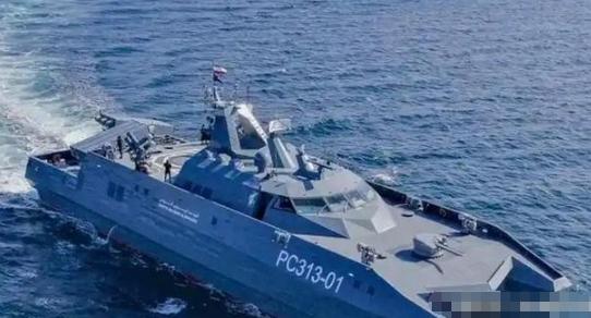 悲壮！美军狂轰伊朗新锐战舰，舰员火海中拼至最后一刻！悲壮一幕在波斯湾上演！美军中