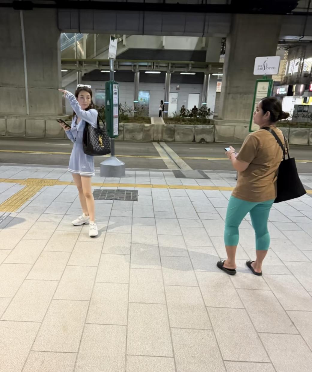 方媛带女儿逛街被偶遇。方媛带女儿香港逛街，身边还有菲佣陪伴，方媛一身学...