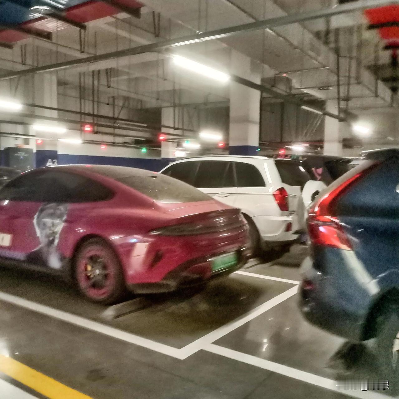 自贡四医院的南湖总院修得硬是时尚

光是地下的停车场“钻”进去了  就让你有些找