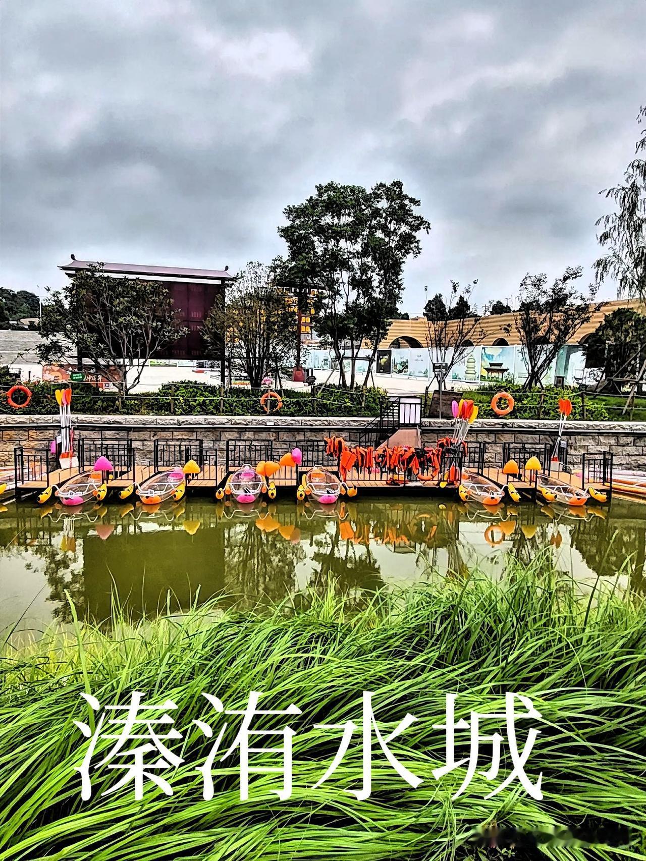 藏在景区里的透明小船也太出片了
 
逛园子偶然发现这片超治愈的水上打卡点！一整排