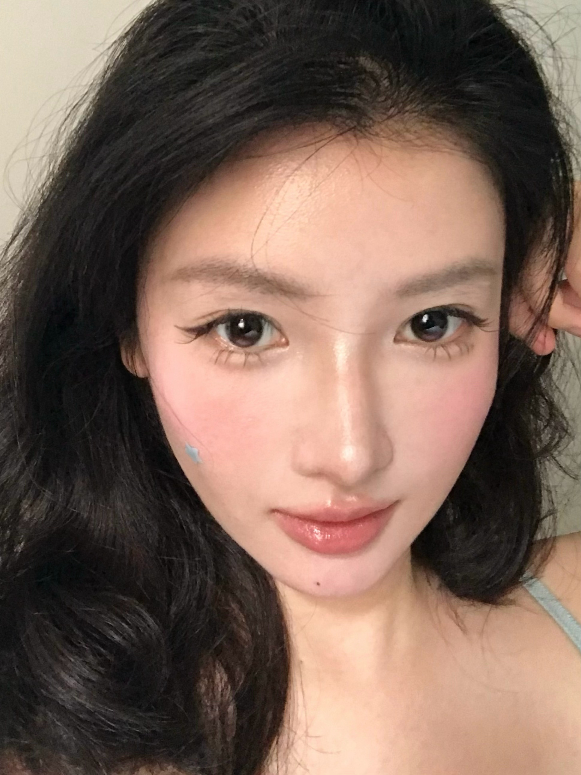 我发现像我这样的阔面脸（面部折叠度不够高的都算）想要拍照好看，最好是在第一步化妆