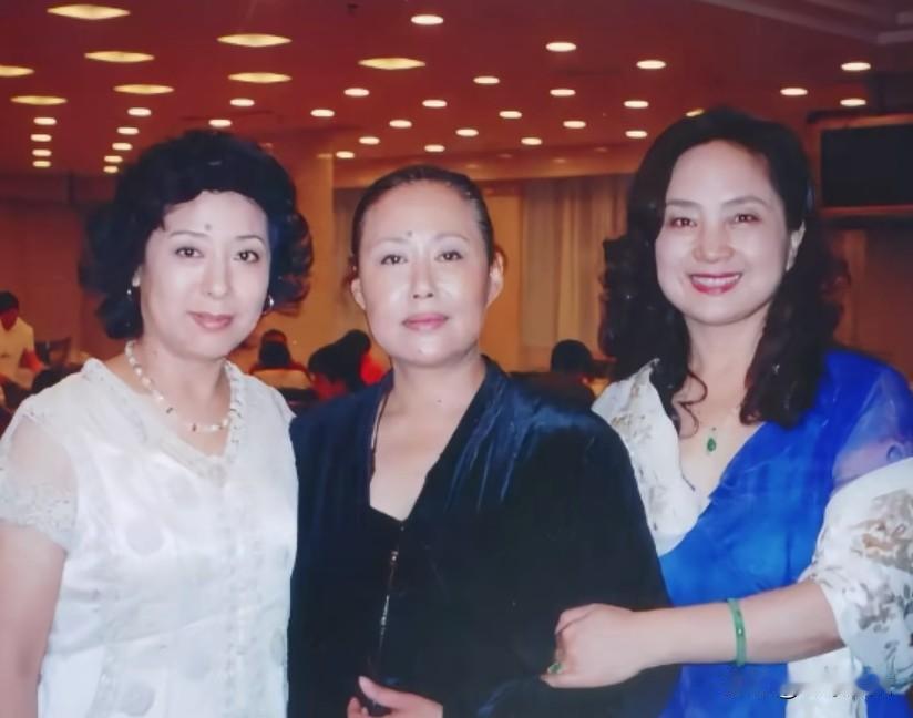 1981年，张金玲和斯琴高娃在北影版、八一厂版两个版本的影片《许茂和他的女儿们》