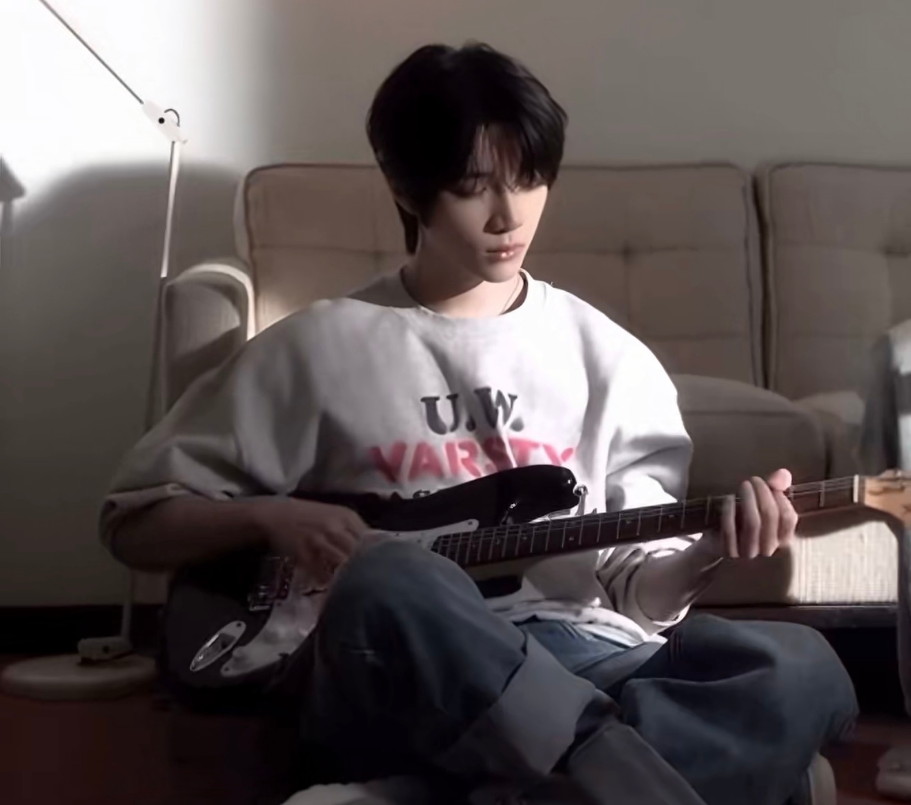 【🏠🐶】好爱你无论在哪个平行宇宙都抱着吉他的样子🎸 