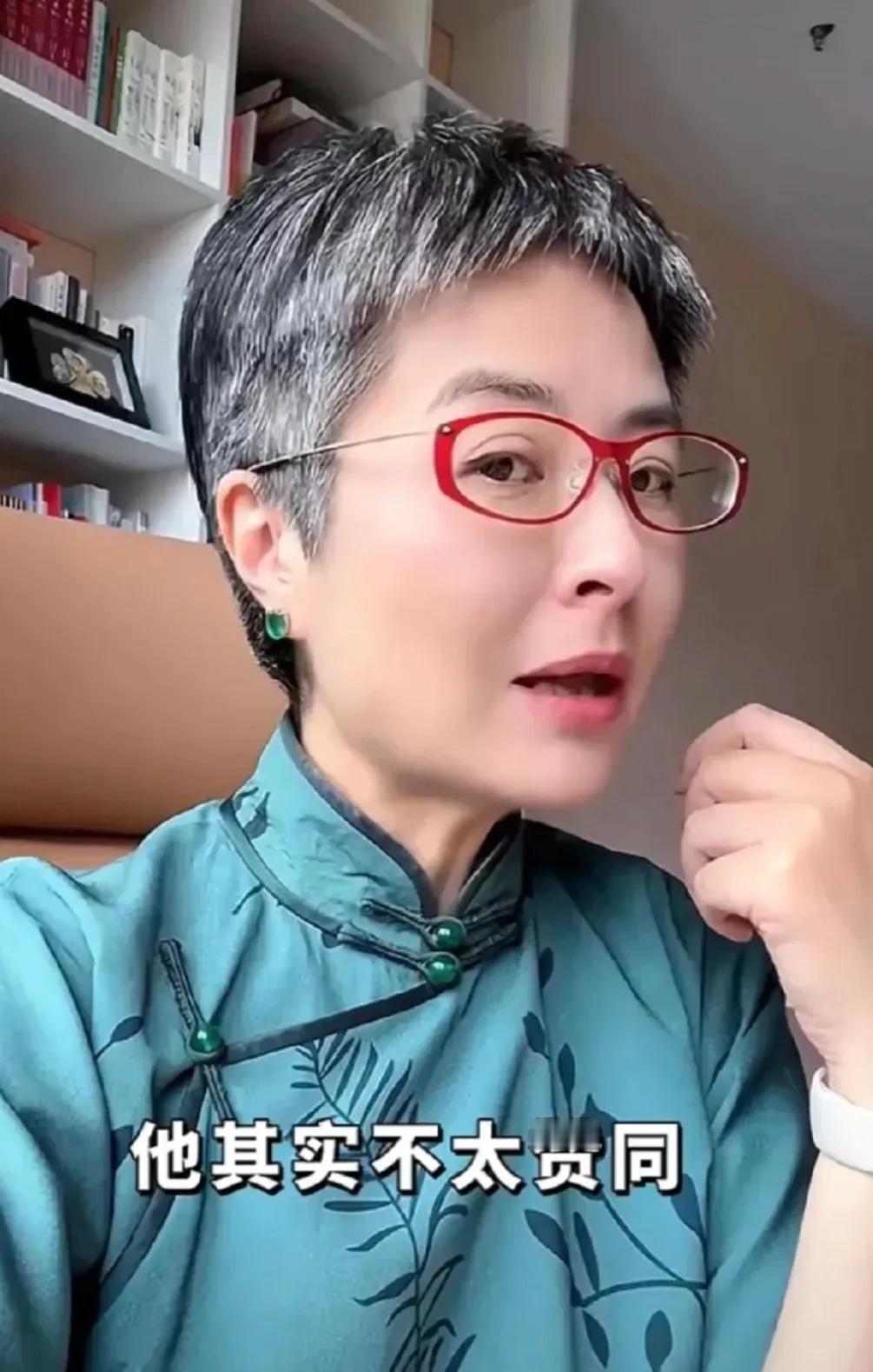对于张泉灵的记忆，是多年前她在播报航天飞船升空之时。那时的她含笑款款，思维敏捷，