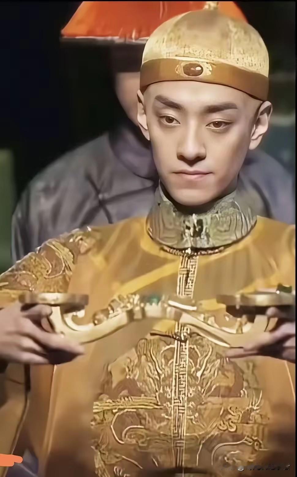郑云龙怪不得拍不了影视剧，这也太瘦了，瘦的有点夸张，演溥仪末代皇帝都感觉有些太无
