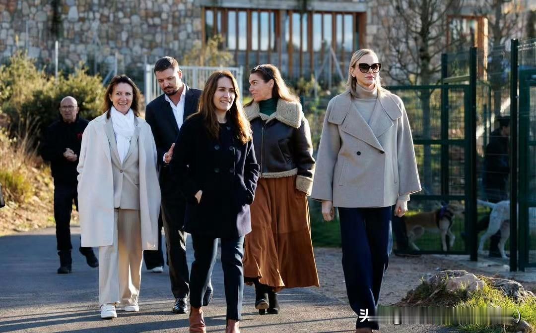 女大佬气质依旧！夏琳王妃披着头发，到访防止虐待动物协会！