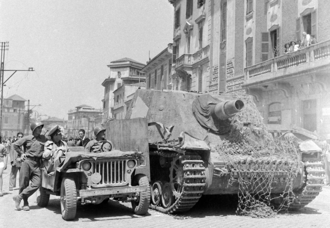 [呲牙] 好大个儿的“灰熊”啊——1944 年，美军第 88 步兵师的士兵在被遗