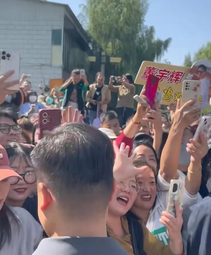 宇辉所到之处人山人海
回到家乡竭尽全力
家乡人民热情以待
宇辉同行必有所获欢乐开
