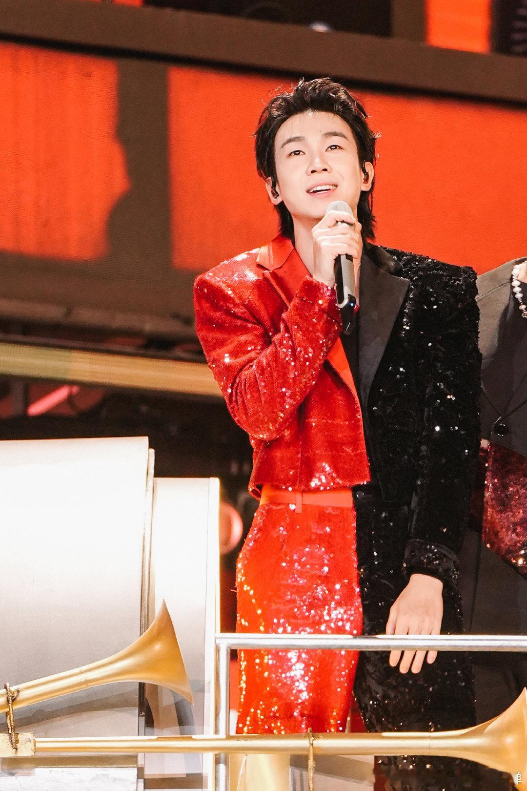 白举纲跨年舞台洗耳朵  宝子们，白举纲的跨年舞台是一场听觉的盛宴！他的声线稳如泰