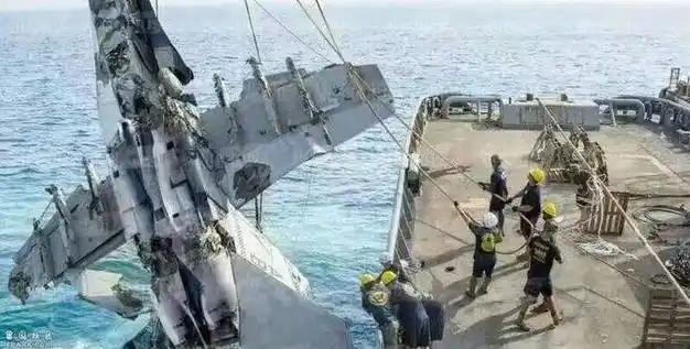 美军两架坠毁南海的飞机原因已明确，不是电磁攻击，也不是“南海魔咒”，而是……美军