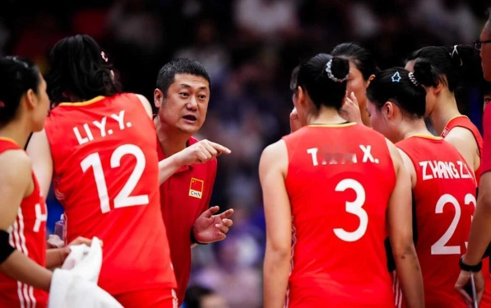 中国女排惨败法国！这样的结果谁会想到！赵勇会不会下课？去年奥运蔡斌执教的中国女排