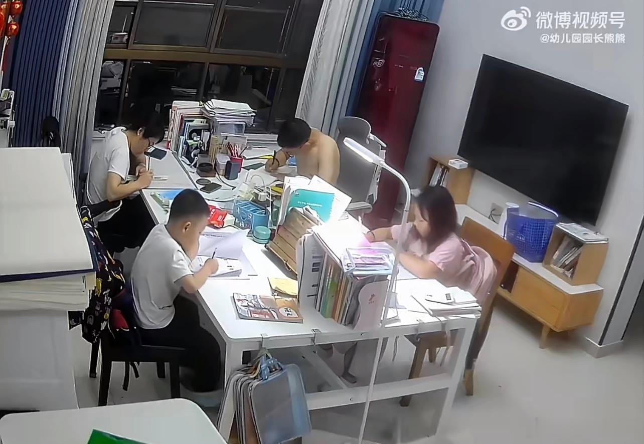 一家四口有限责任公司在学校在公司卷，回家继续卷… 