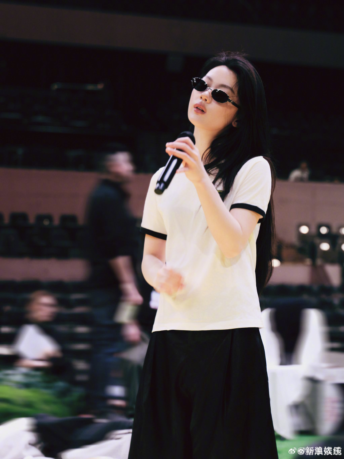 【单依纯回应谢谢李老师】刚刚，回应李荣浩 单依纯强行侵权争议，称会尽快了解情况，