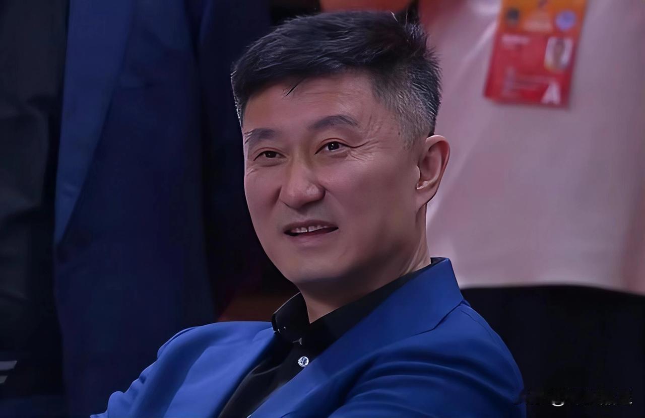 广东宏远今晚在季后赛12进8第二回合以85-64轻取广州队，而在第一回合一度领先