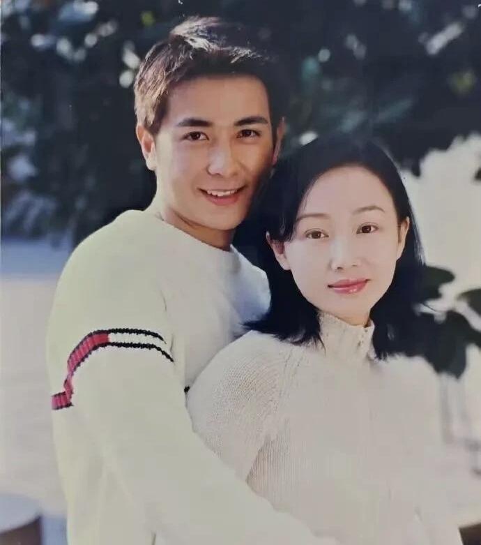演员保剑锋方面就早年自愿离婚一事作出回应。娱乐圈似乎形成了一种固定模式，但凡出现