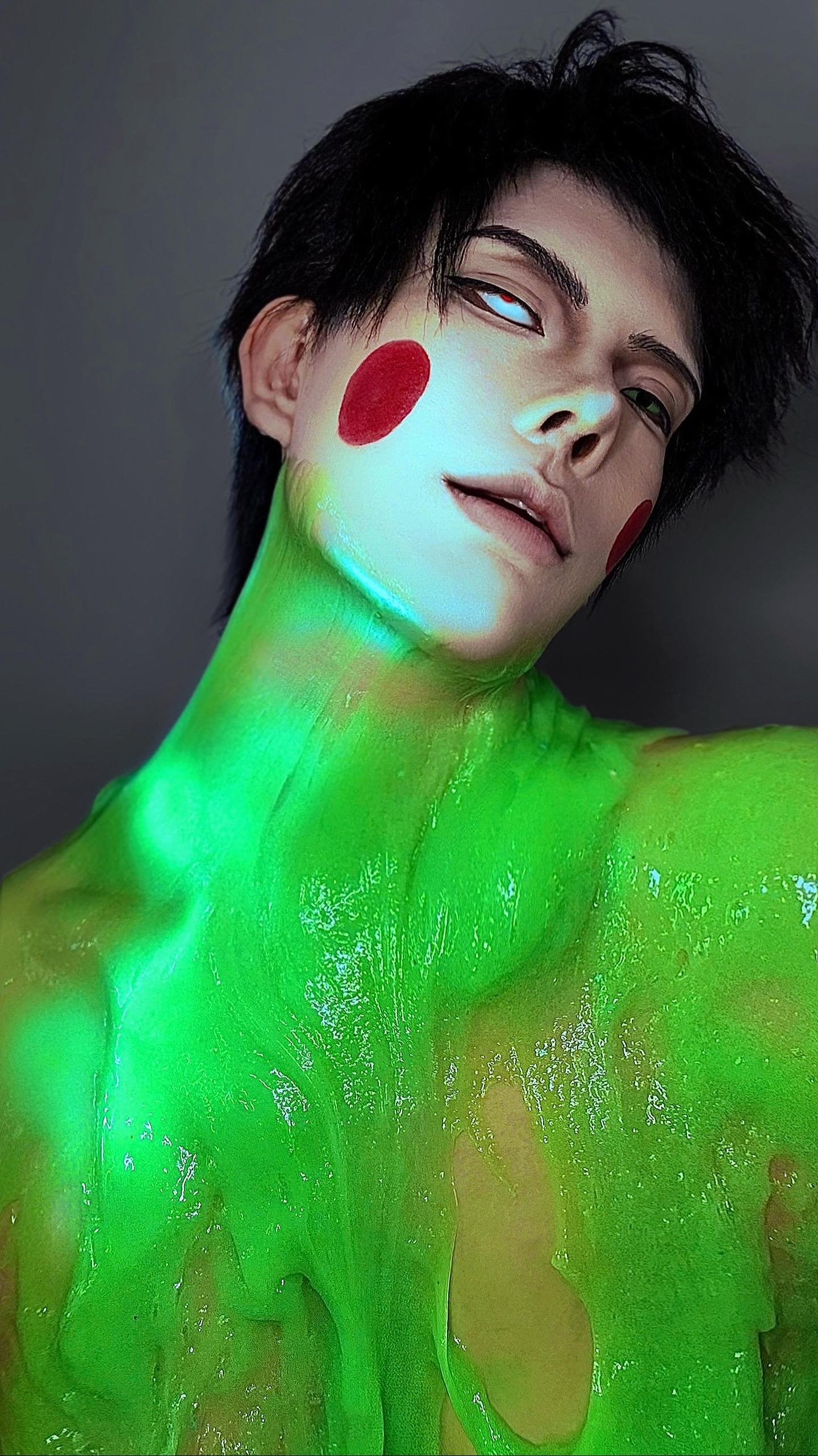 潮湿的，粘稠的。致歉一切